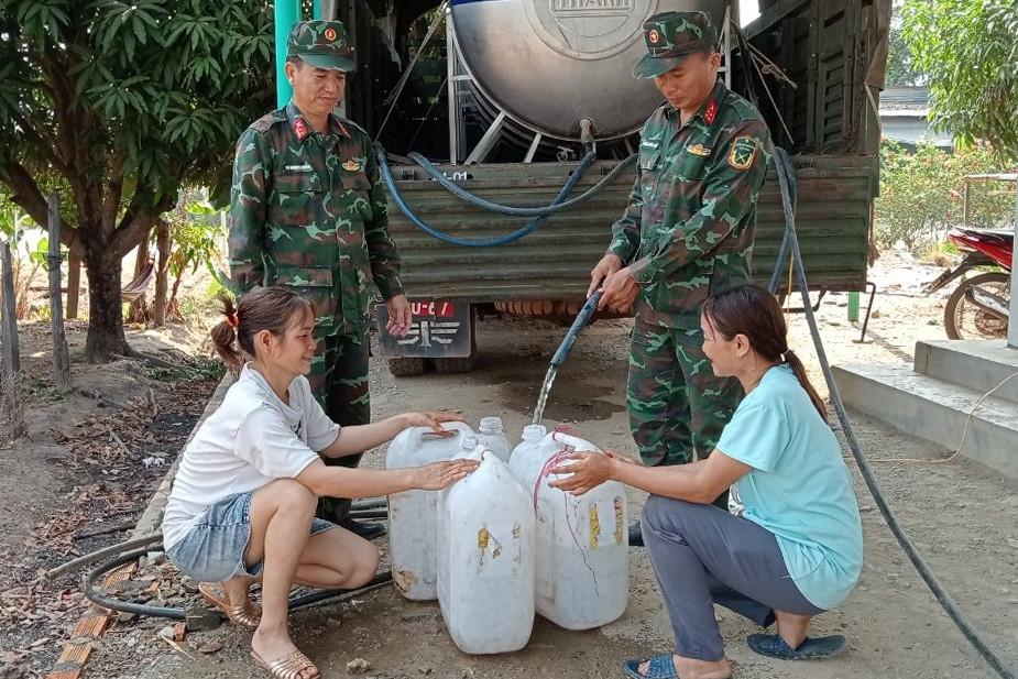 Công an, bộ đội mang nước sạch đến tận nhà cho dân vùng hạn hán