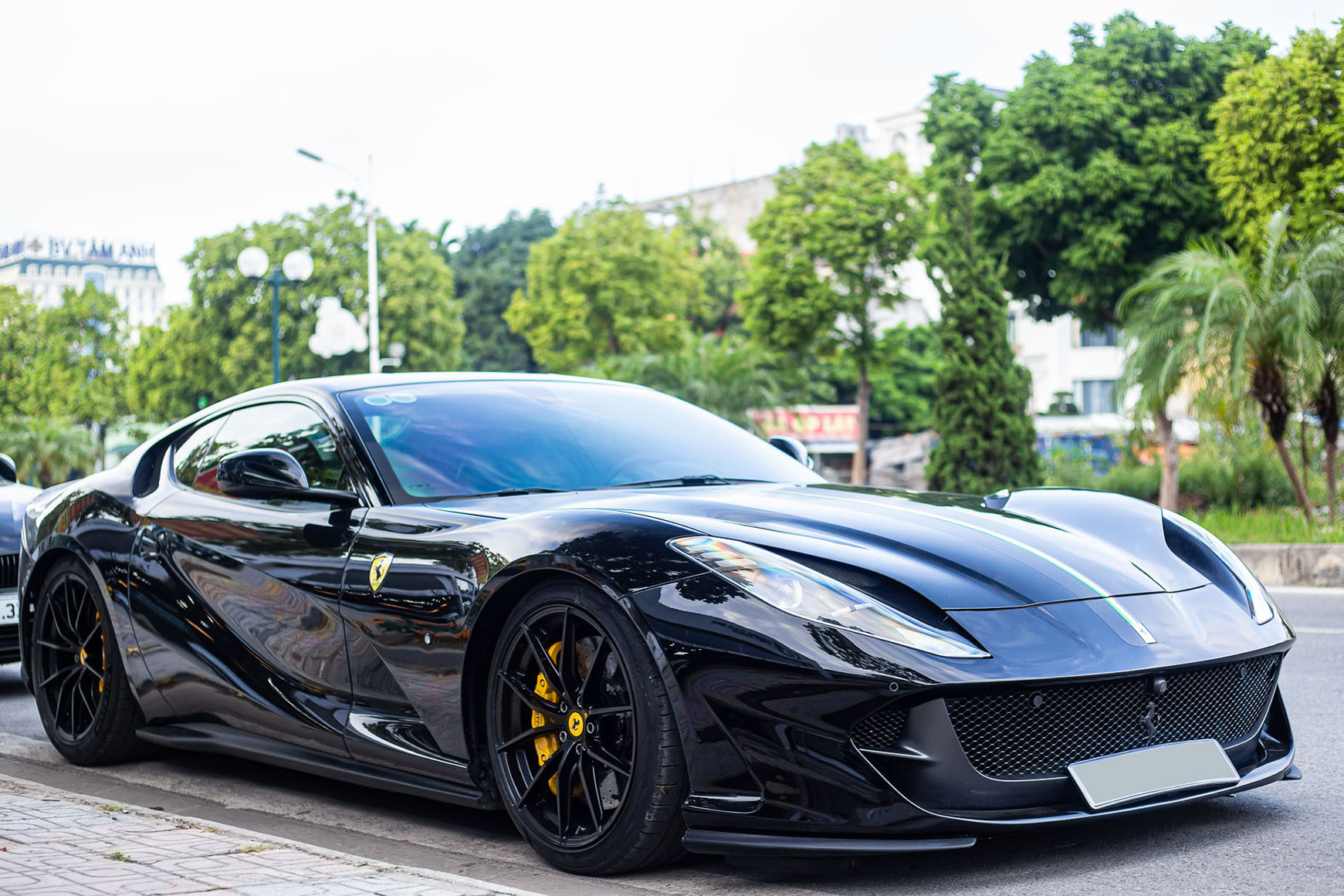 Ông Đặng Lê Nguyên Vũ bất ngờ mua lại siêu xe Ferrari 812 Superfast màu độc