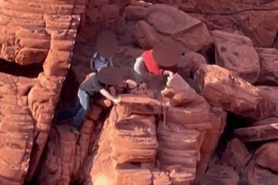 Truy tìm 2 du khách cố tình phá hủy khối đá cổ hơn 140 triệu năm tuổi