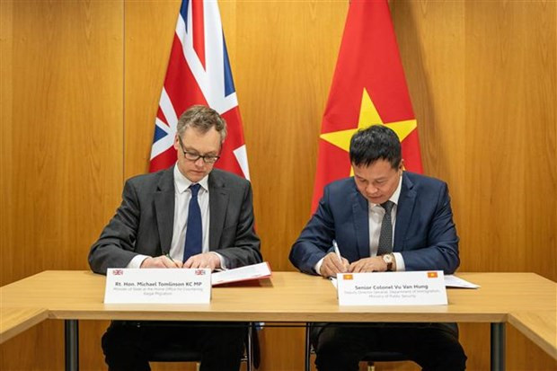 Vietnam, UK sign new agreement on illegal migration hinh anh 1