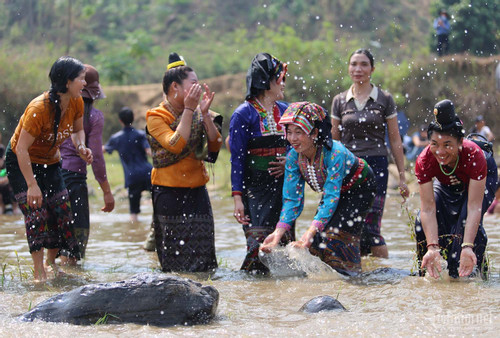 Dân tộc nào ở Việt Nam có lễ hội té nước?