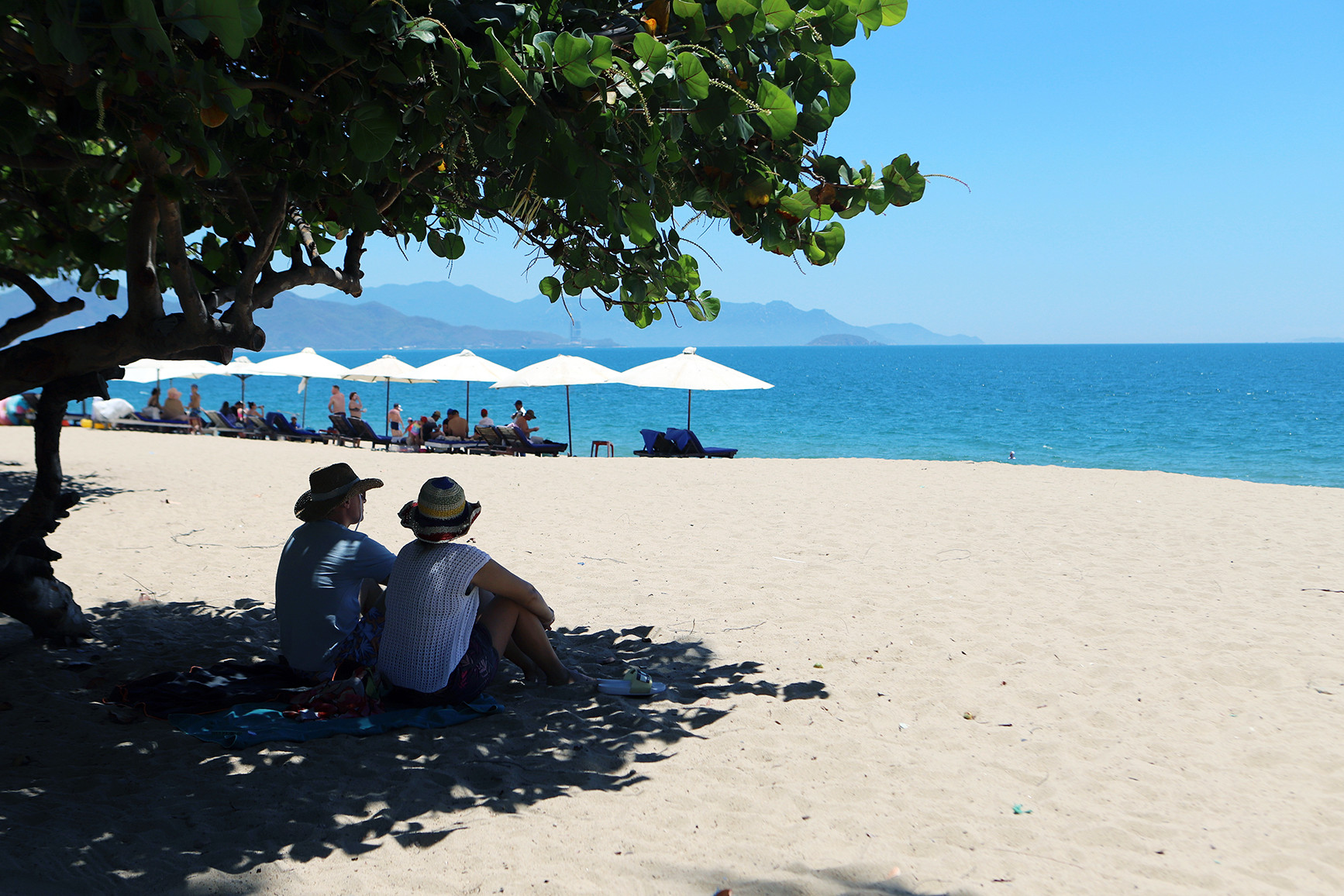 Bãi biển Nha Trang thông thoáng sau khi tháo dỡ các công trình ‘chắn biển’