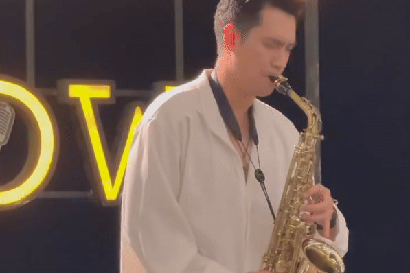 Việt Anh khoe clip thổi kèn, Mạnh Trường lập tức bình luận