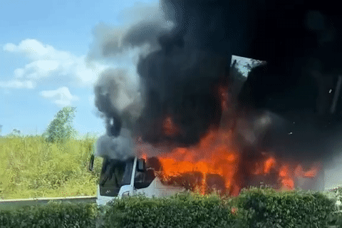  Ô tô chở 22 khách bùng cháy trên cao tốc TP.HCM - Long Thành - Dầu Giây 