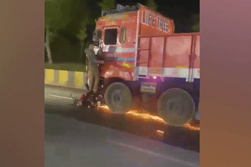 Thót tim cảnh xe tải kéo lê xe máy hơn 2 km, tóe lửa trên đường