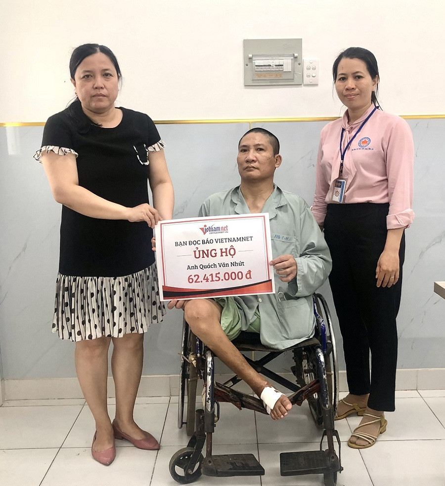 trao tien quach van nhut.jpg