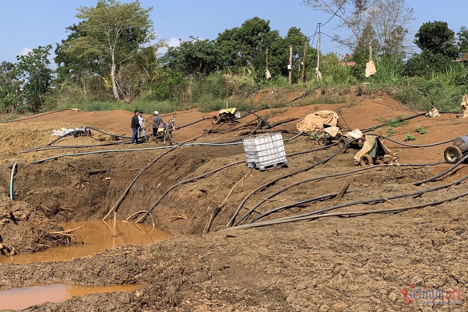 Người dân ở Đắk Nông quay cuồng trong cơn hạn hán W-z5358905406662-b14349572788b6b4d6774170e7ad40e2-1-1.jpg