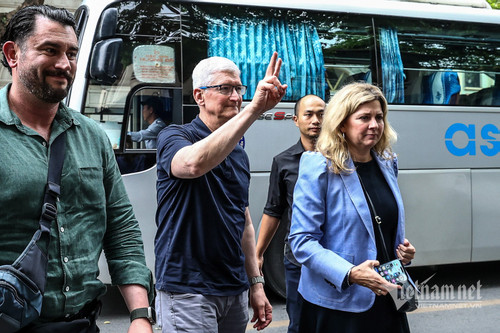 Why did Apple CEO Tim Cook visit Vietnam?