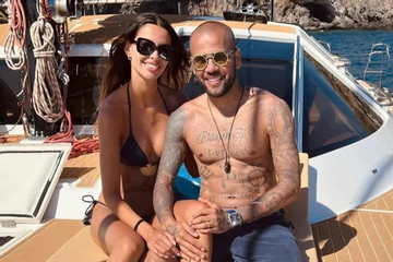 Dani Alves tay trong tay với vợ cũ sau khi ra tù