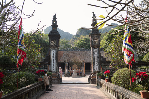 Đến Cố đô Hoa Lư, thăm ngôi đền cổ nổi tiếng linh thiêng