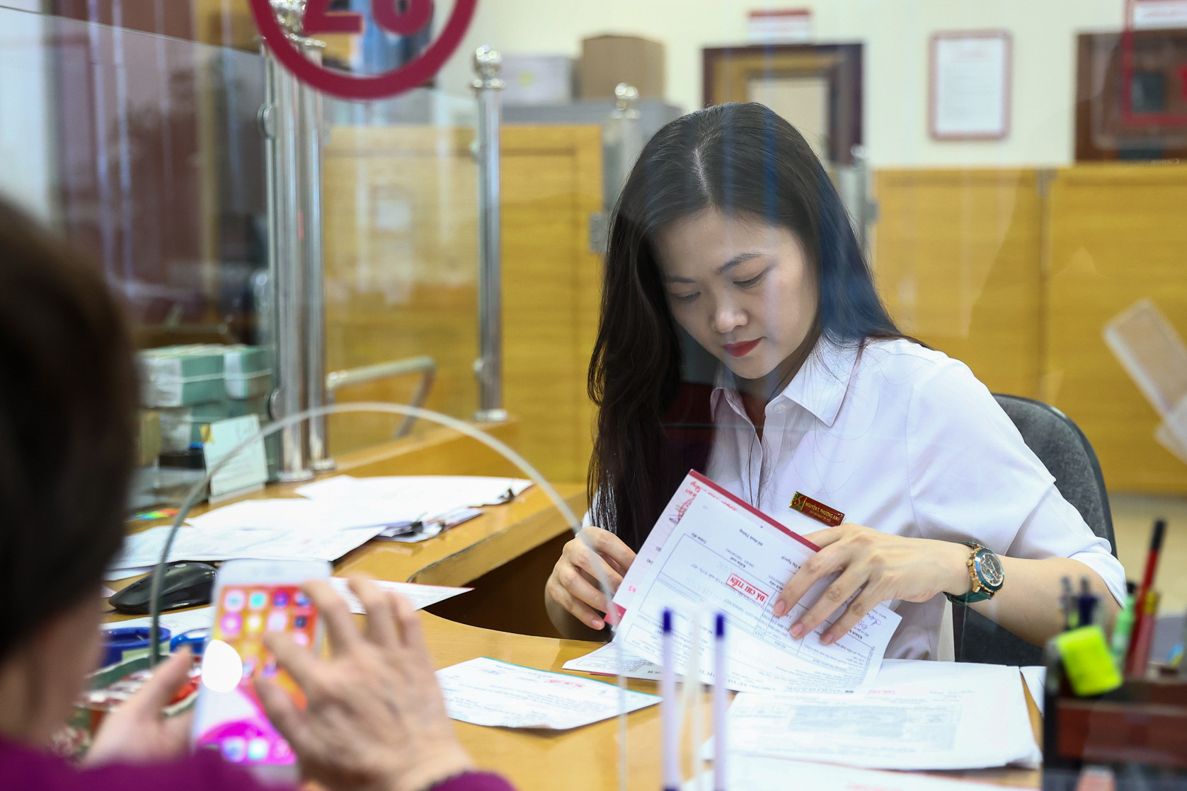 Lãi suất ngân hàng hôm nay 2/4/2024: 'Ông lớn' phá đáy