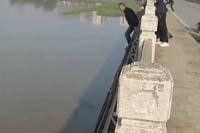 Người đàn ông liều mình nhảy từ trên cầu xuống sông cứu người