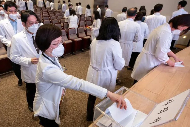 Số bệnh nhân ung thư bị hoãn phẫu thuật tăng vọt, các giáo sư vẫn giảm giờ làm