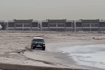Toyota FJ Cruiser lộn nhiều vòng trên bãi biển, tài xế hất văng lên không trung