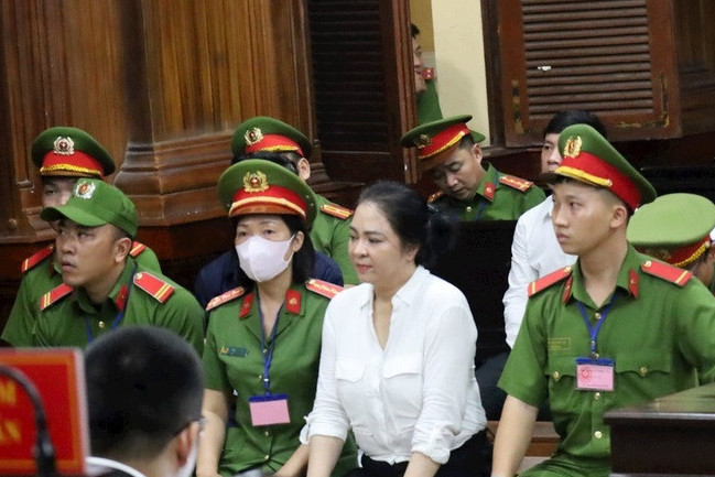 Xin xét xử vắng mặt, bà Nguyễn Phương Hằng vẫn bị dẫn giải ra tòa