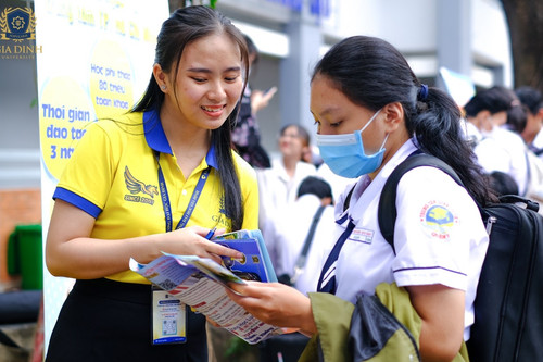 Chọn trường đại học có học phí ‘vừa tầm’, giảm áp lực tài chính