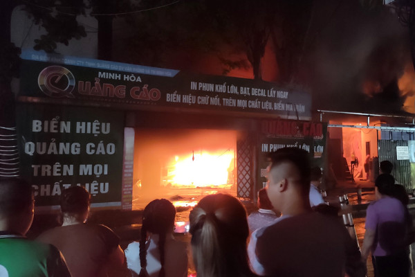 Cháy dữ dội tại xưởng in biển quảng cáo ở Hà Nội