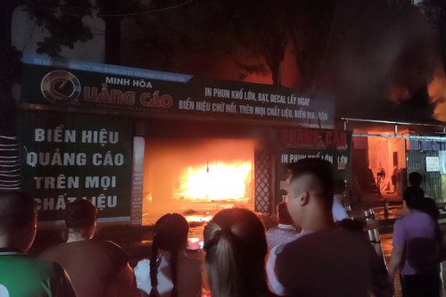 Cháy dữ dội tại xưởng in biển quảng cáo ở Hà Nội