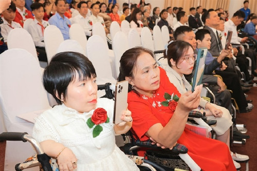 Disabled people overcome difficulties to reach success in life