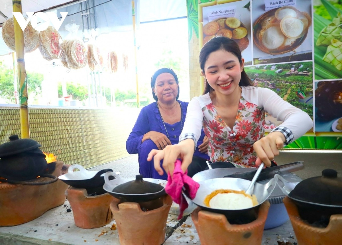traditional cake festival showcases 100 signature kinds picture 12