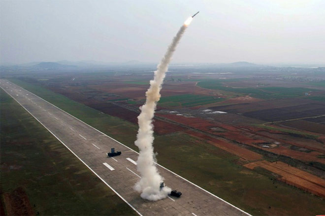Triều Tiên cùng lúc thử đầu đạn siêu lớn và tên lửa mới