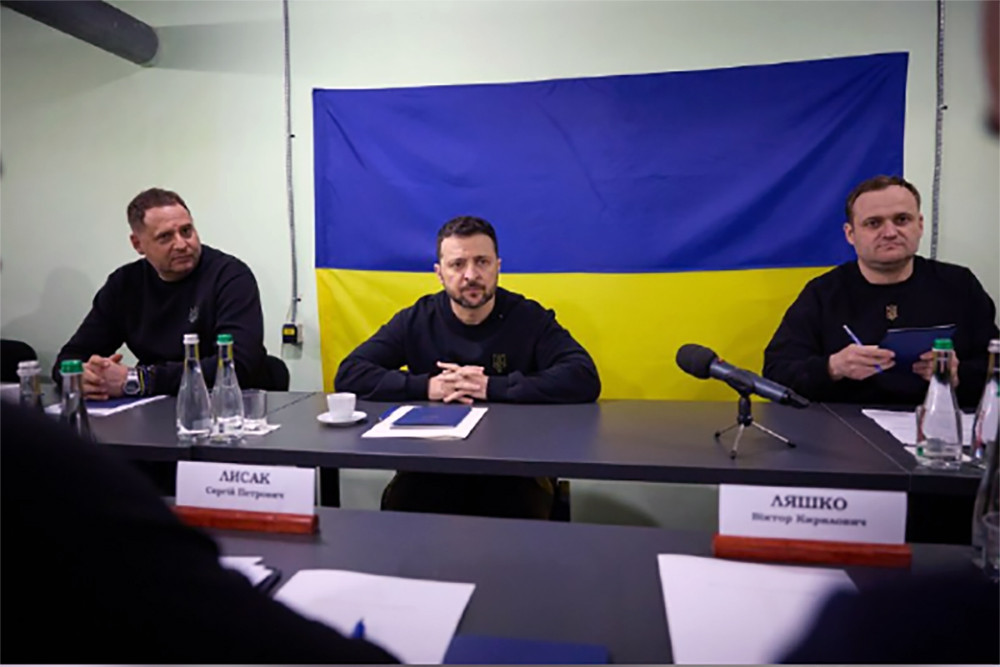  Ukraine nhận bắn rơi máy bay ném bom Nga, ông Zelensky thăm tiền tuyến Donetsk 