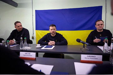 Ukraine nhận bắn rơi máy bay ném bom Nga, ông Zelensky thăm tiền tuyến Donetsk