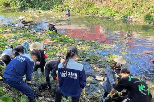 Volunteers work to revive Hanoi’s lifeless waterways