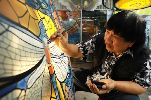 Artist revolutionises Vietnamese glass painting