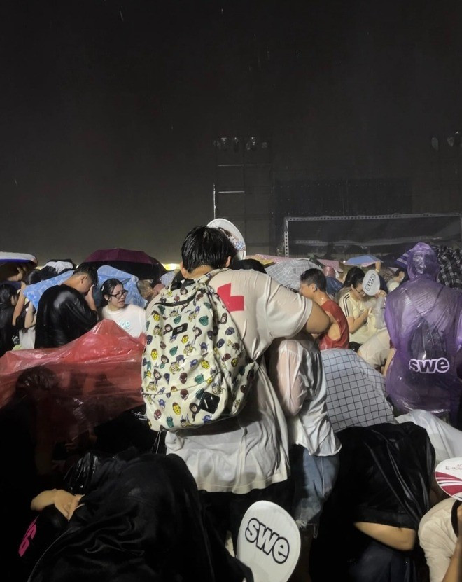 Đêm nhạc ở Hà Nội vỡ trận, hàng nghìn khán giả chạy mưa ảnh 2
