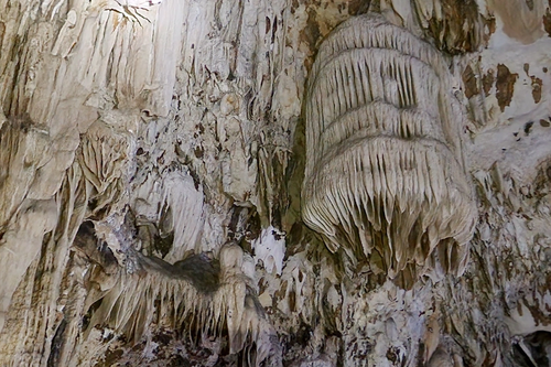 Hang động mới phát hiện ở Thanh Hóa có nước ngầm chảy bên trong, thạch nhũ đẹp