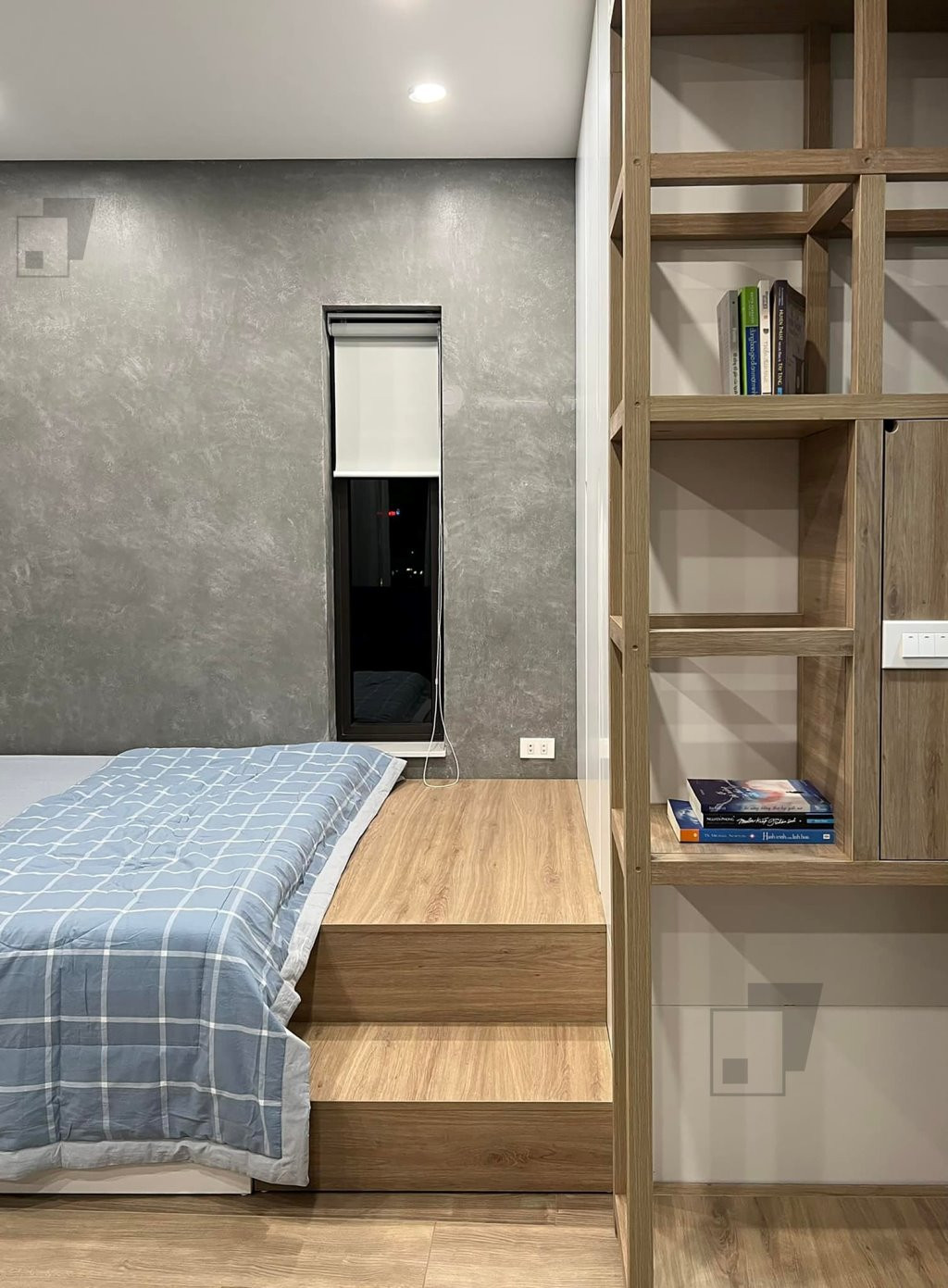 Phòng ngủ thiết kế nội thất đơn giản, sử dụng vật liệu chủ đạo là gỗ công nghiệp để tiết kiệm chi phí.