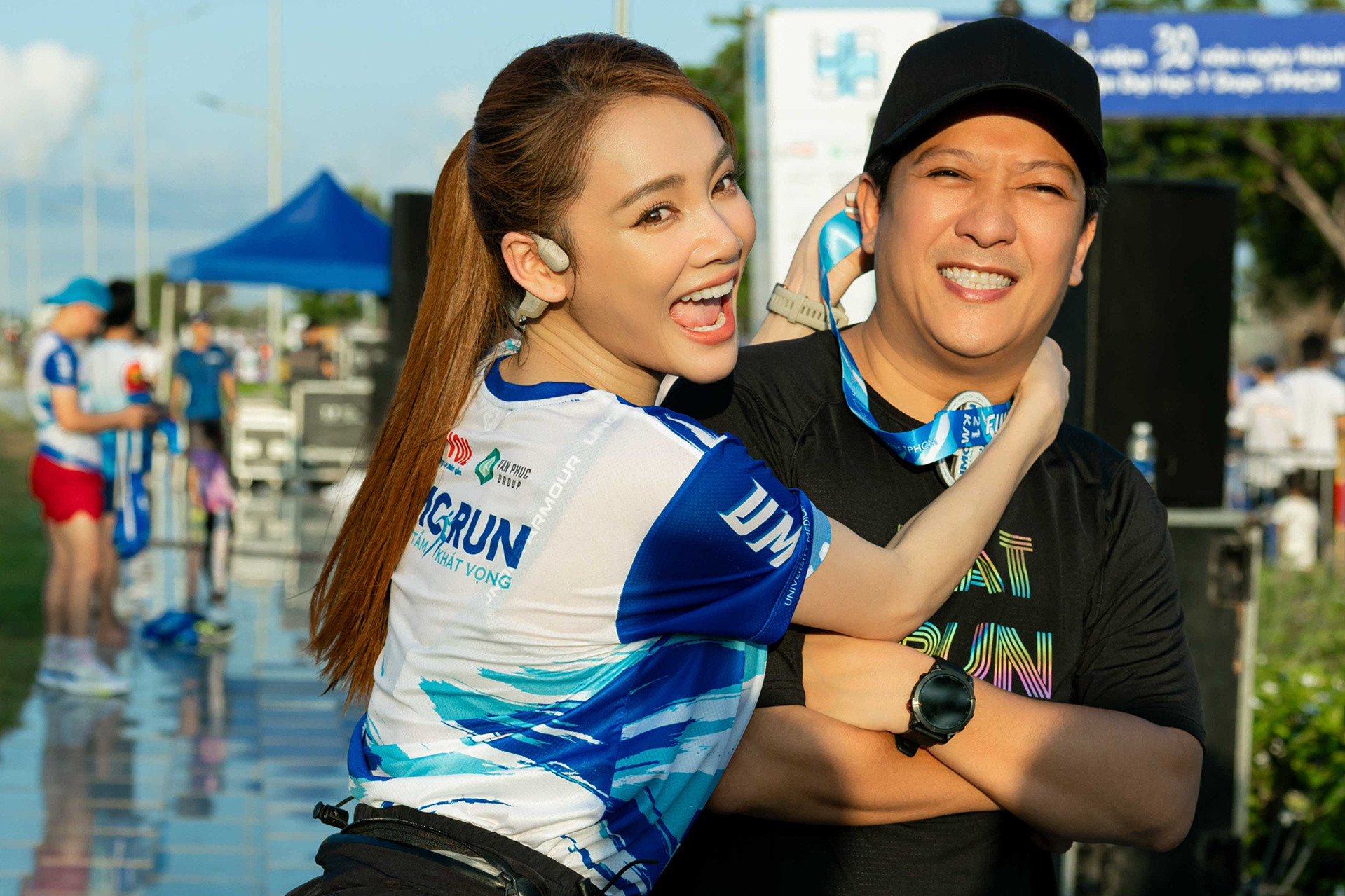 Nhã Phương tặng quà có '1-0-2' cho ông xã Trường Giang