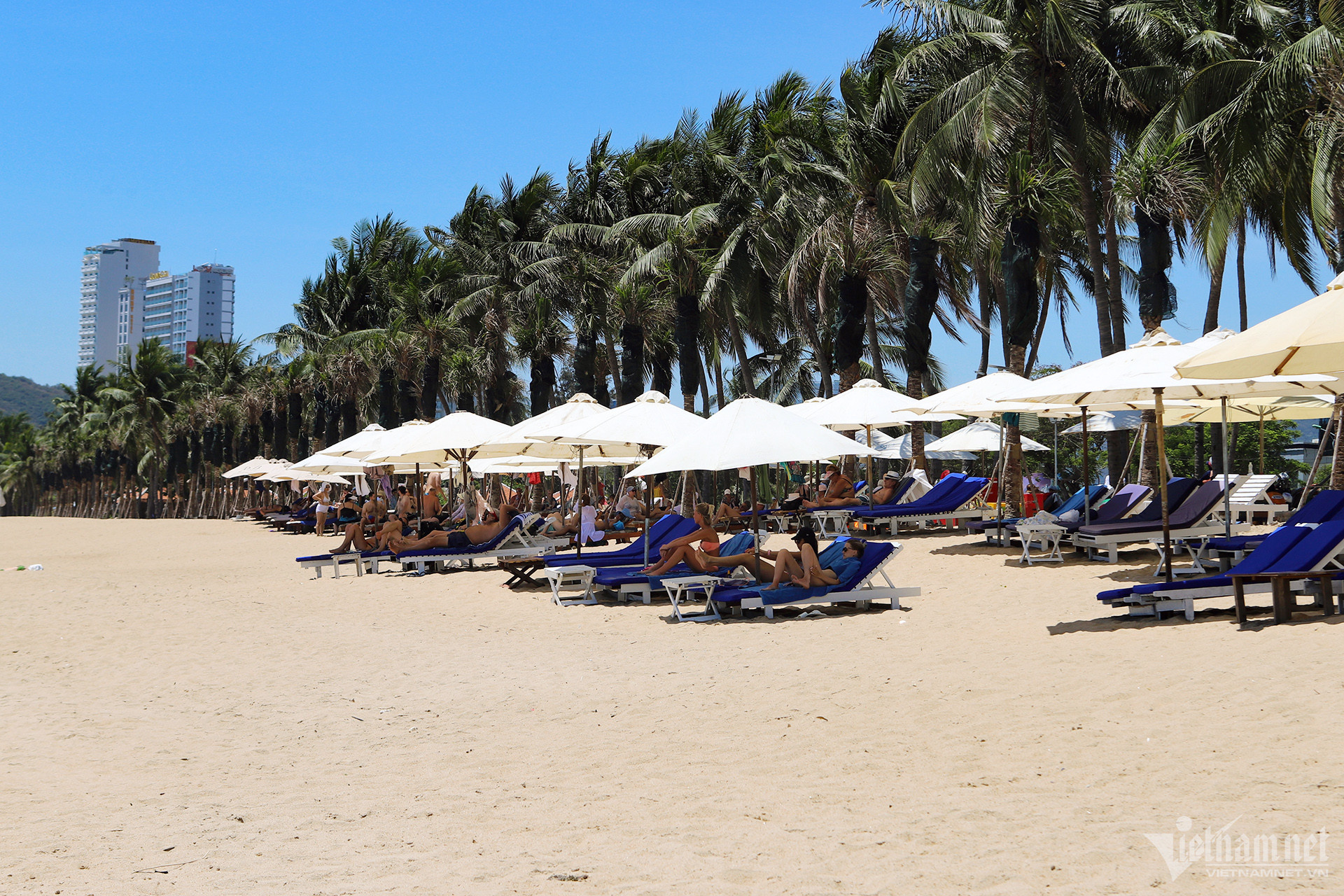 Nha Trang beach is clear after beach-blocking projects dismantled