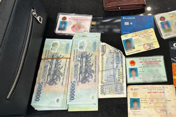 Soi camera tìm ví hành khách bỏ quên ở sân bay Nội Bài