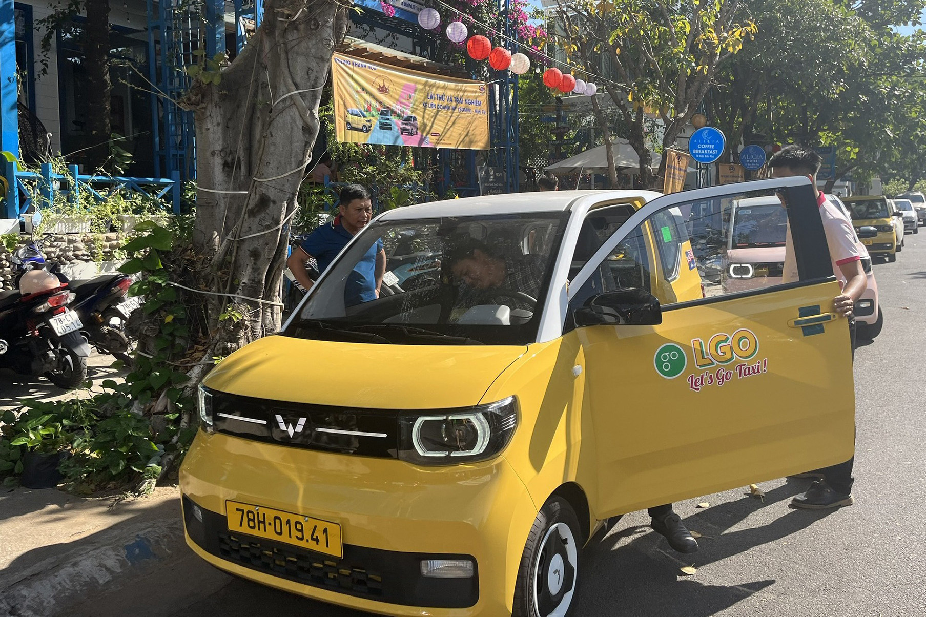 Tôi có nên mua ô tô điện mini Wuling giá 200 triệu để chạy dịch vụ taxi?