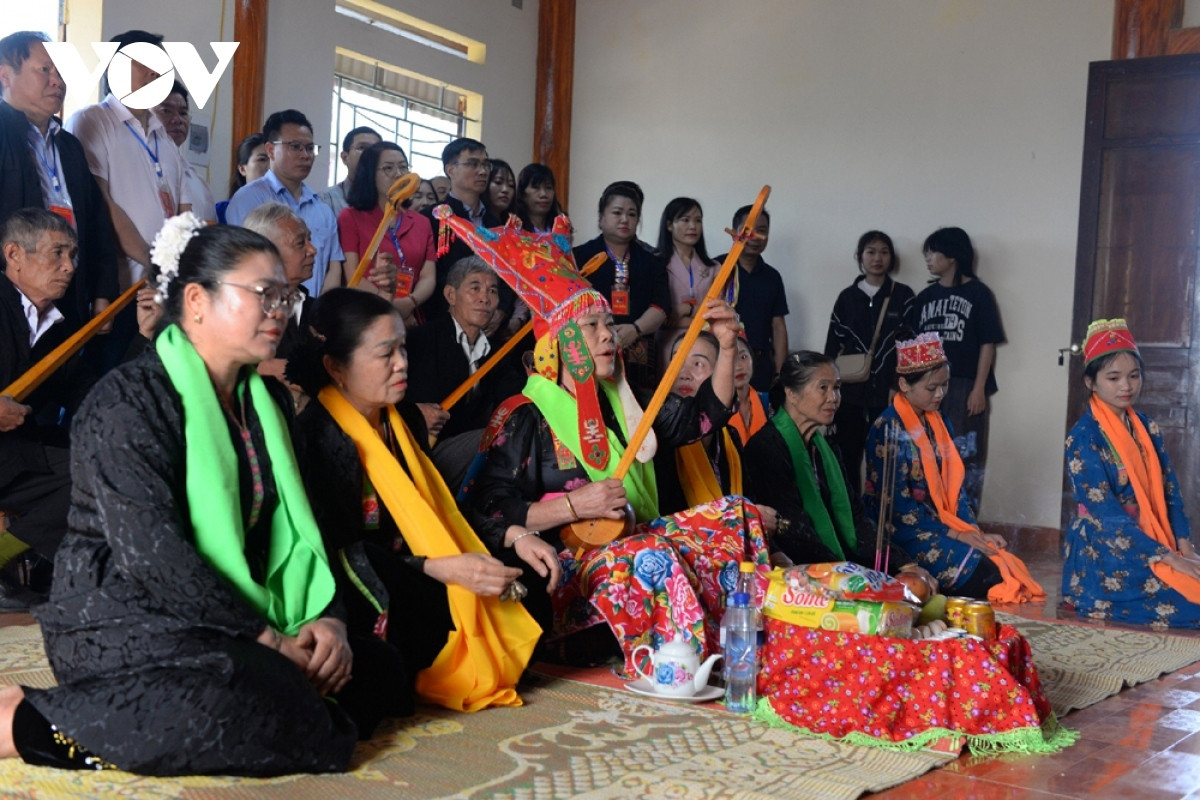 unique hair washing ritual of white thai ethnic group picture 1