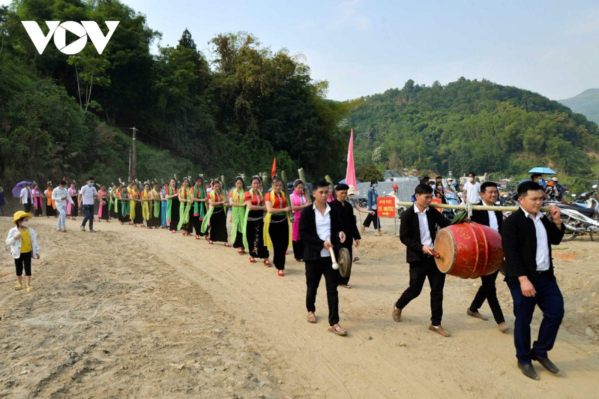 unique hair washing ritual of white thai ethnic group picture 2