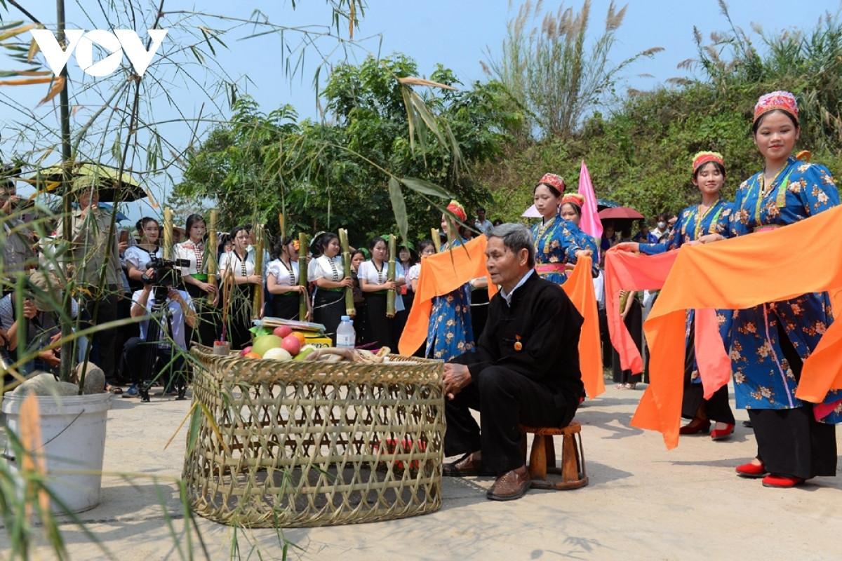 unique hair washing ritual of white thai ethnic group picture 3