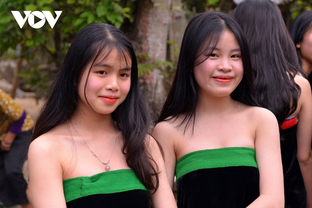 unique hair washing ritual of white thai ethnic group picture 5