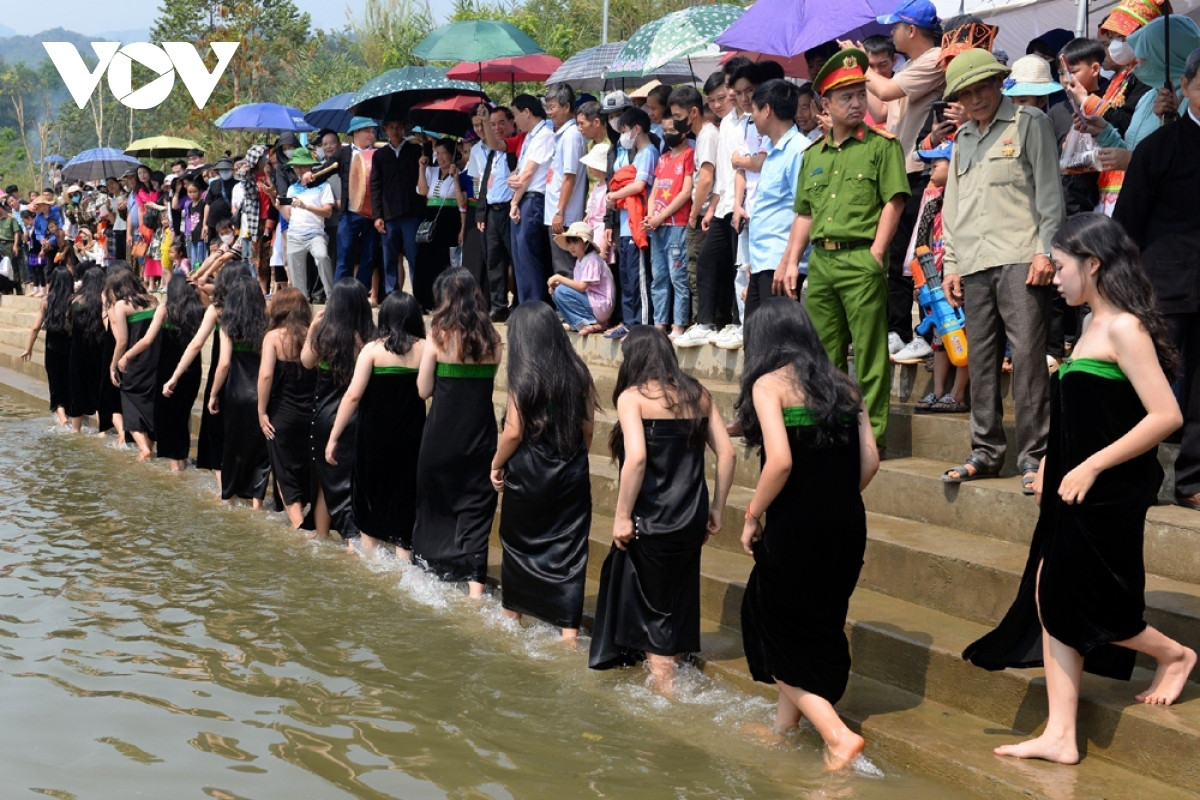 unique hair washing ritual of white thai ethnic group picture 6