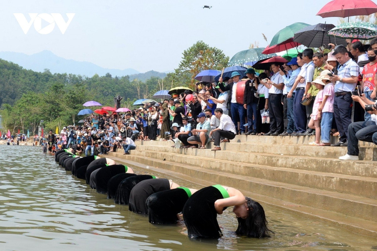 unique hair washing ritual of white thai ethnic group picture 7