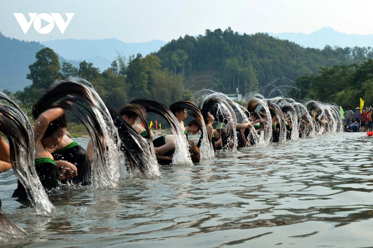 unique hair washing ritual of white thai ethnic group picture 8