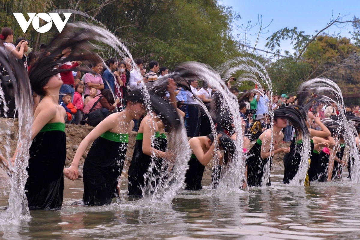 unique hair washing ritual of white thai ethnic group picture 10