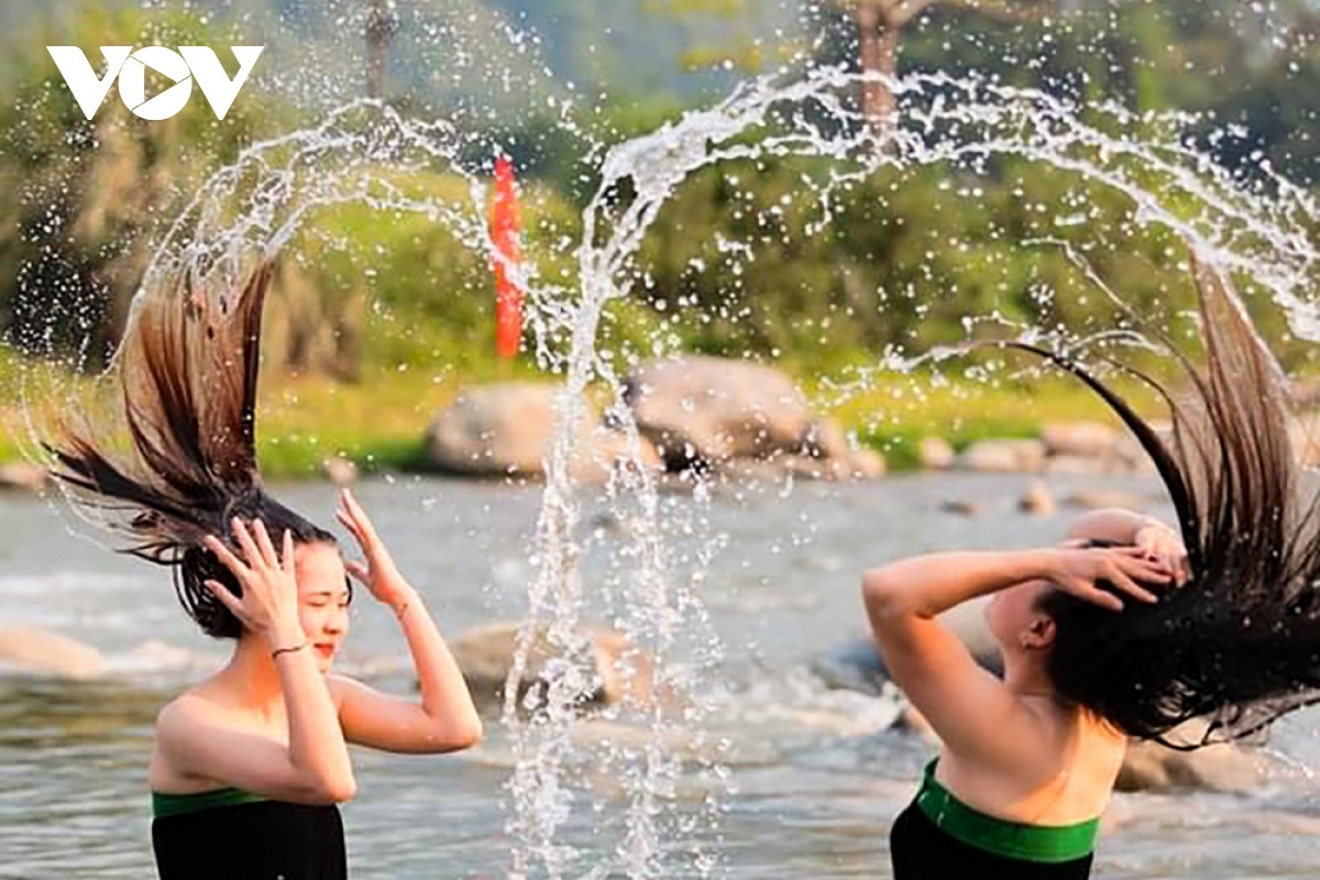 unique hair washing ritual of white thai ethnic group picture 12