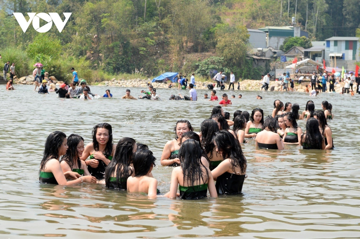 unique hair washing ritual of white thai ethnic group picture 15