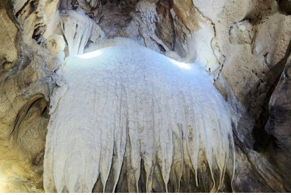 Cave with beautiful natural stalactites inside discovered in Thanh Hoa