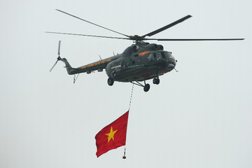 Dàn trực thăng tập bay treo cờ chào mừng 70 năm chiến thắng Điện Biên Phủ