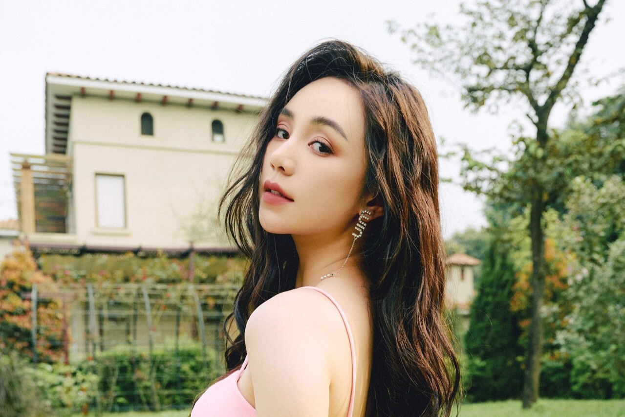 Diễn viên Quỳnh Kool váy hồng lả lơi, khoe vai nõn nà