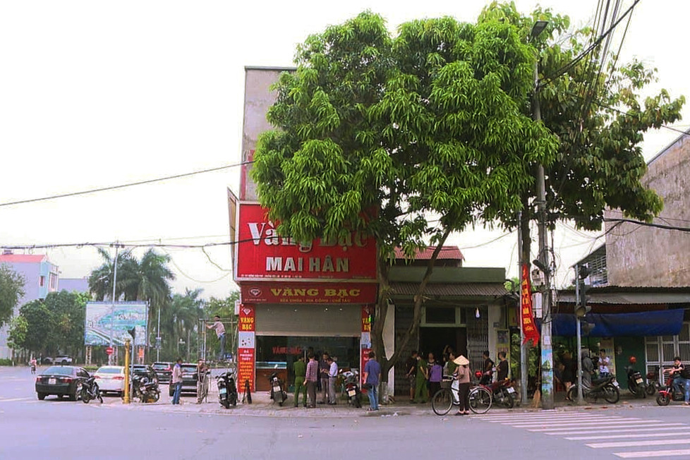 Điều tra nghi phạm cầm tuýp sắt cướp tiệm vàng ở Phú Thọ
